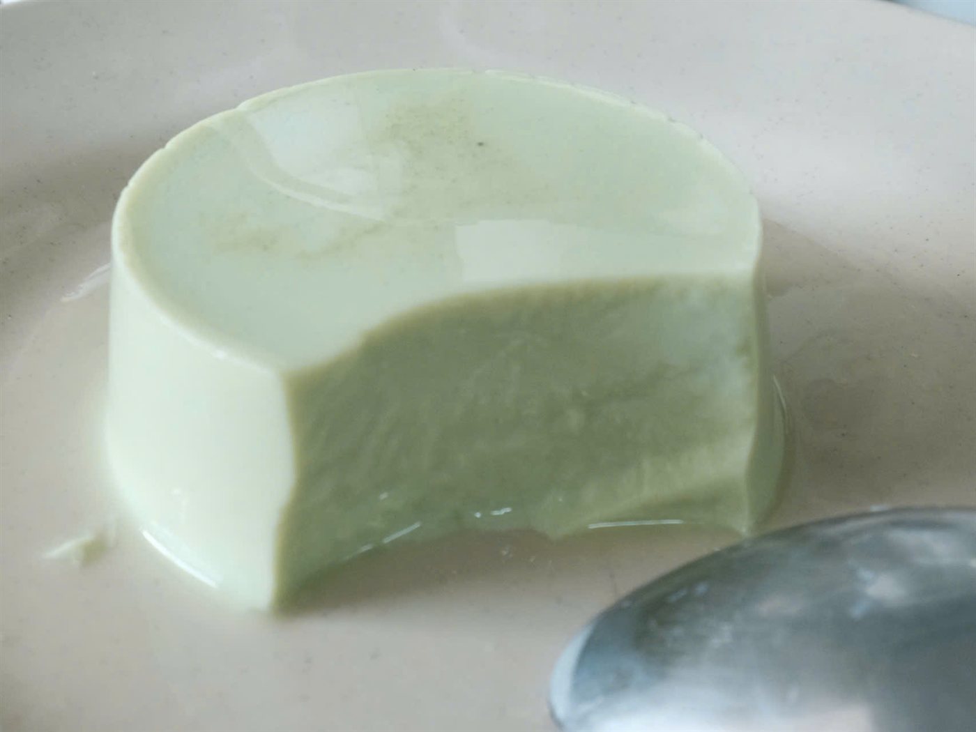 Tàu hũ tươi Phúc An vị matcha múc dở — bên trong mịn màng, mềm rung